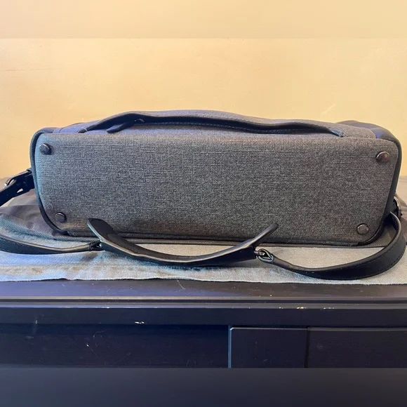 Tumi Laptop Purse - Picture 3 of 10